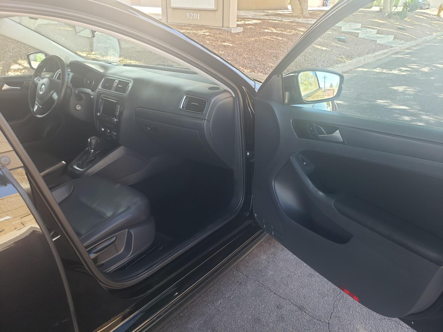 2012 /black Volkswagen Jetta SE (3VWDX7AJ6CM) with an 2.5 l5 engine, 6-Speed Automatic transmission, located at 323 E Dunlap Ave., Phoenix, AZ, 85020, (602) 331-9000, 33.567677, -112.069000 - 2012 Volkswagen Jetta,...... A True Must See!!....... No accidents, Cold AC, The car is gorgeous inside and out, Touch screen stereo/CD player, Bluetooth, satellite compatible, phone sync, power windows, power door locks, Clean Black interior Black with beautiful Black leather seats in near perfect - Photo#12